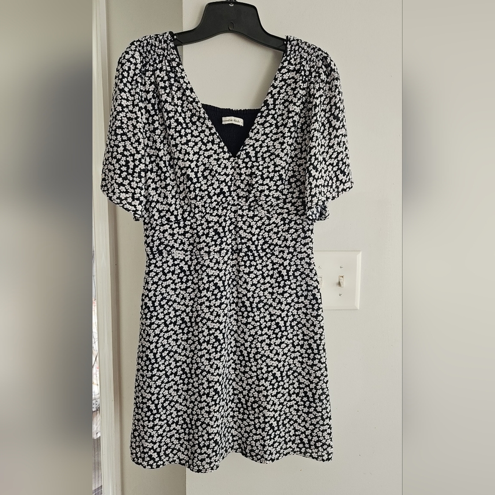 NWOT Abercrombie & Fitch Navy/White Floral Dress Small Flutter Sleeve Mini Dress